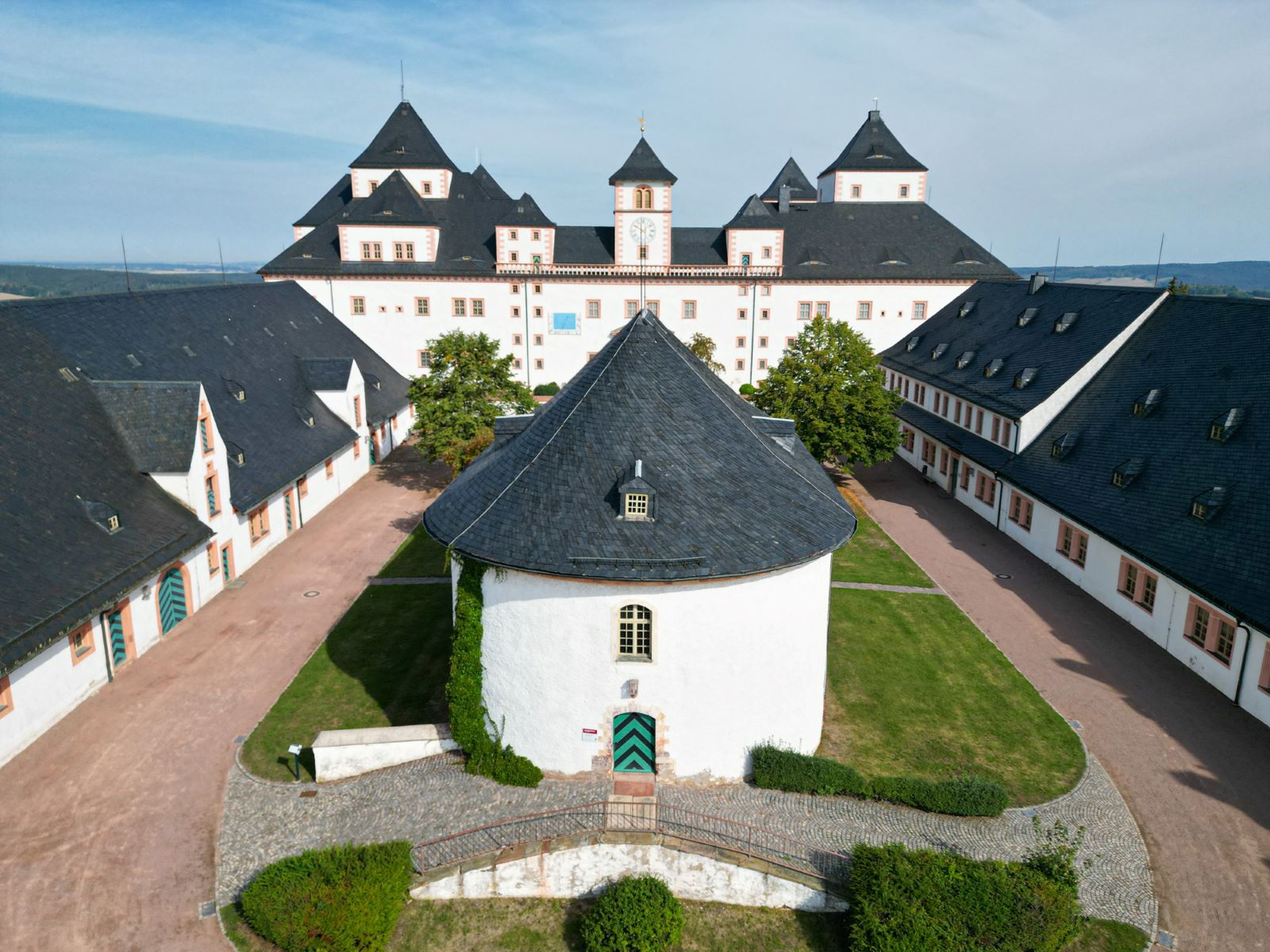 Schloss Augustusburg mit Brunnenhaus aus der Luft 2 (c) ASL Schlossbetriebe gGmbH
