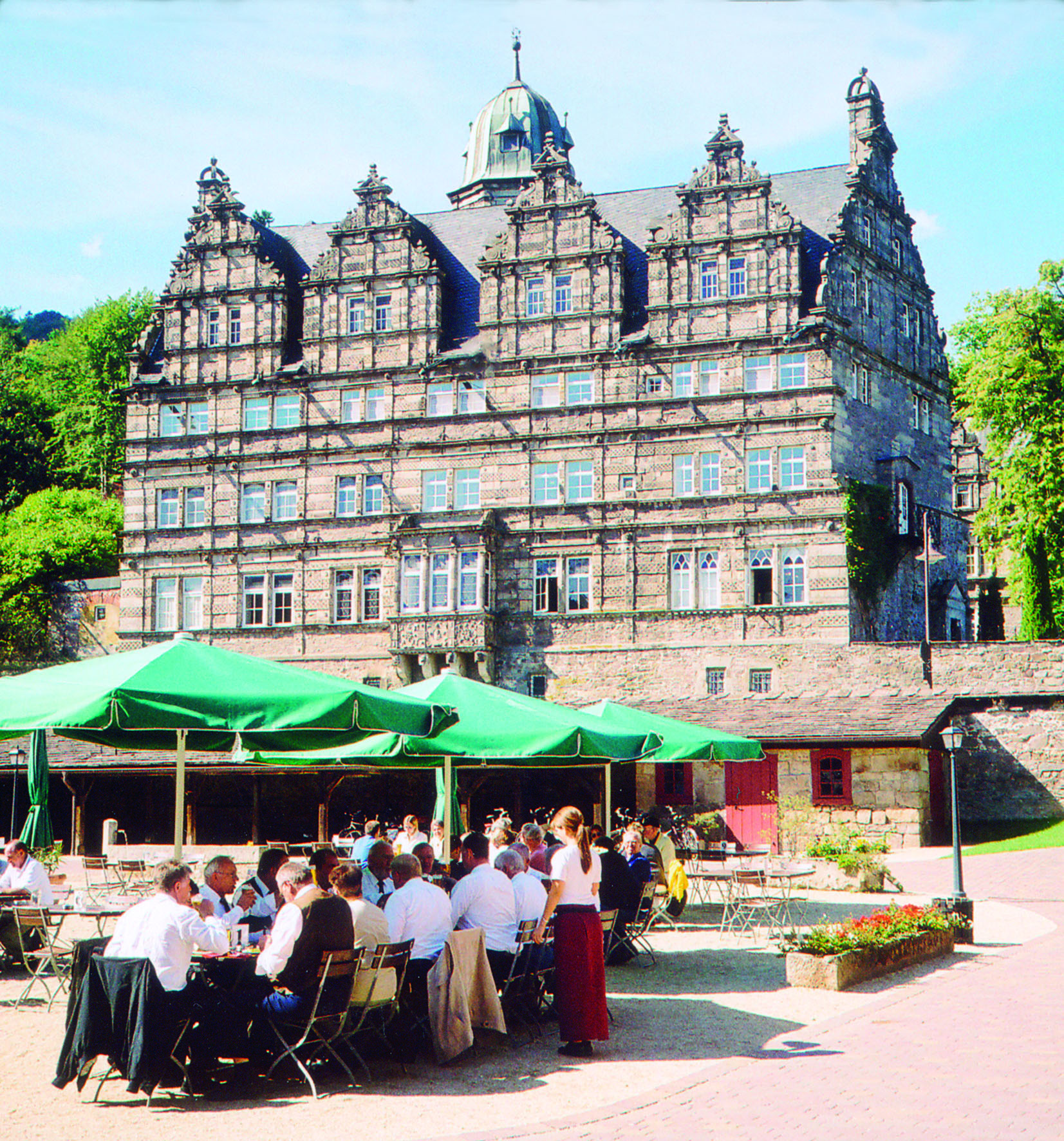 Schloss Hämelschenburg, Biergarten vor der Südfassade (c) Schloss Hämelschenburg, Foto: Achim Werner