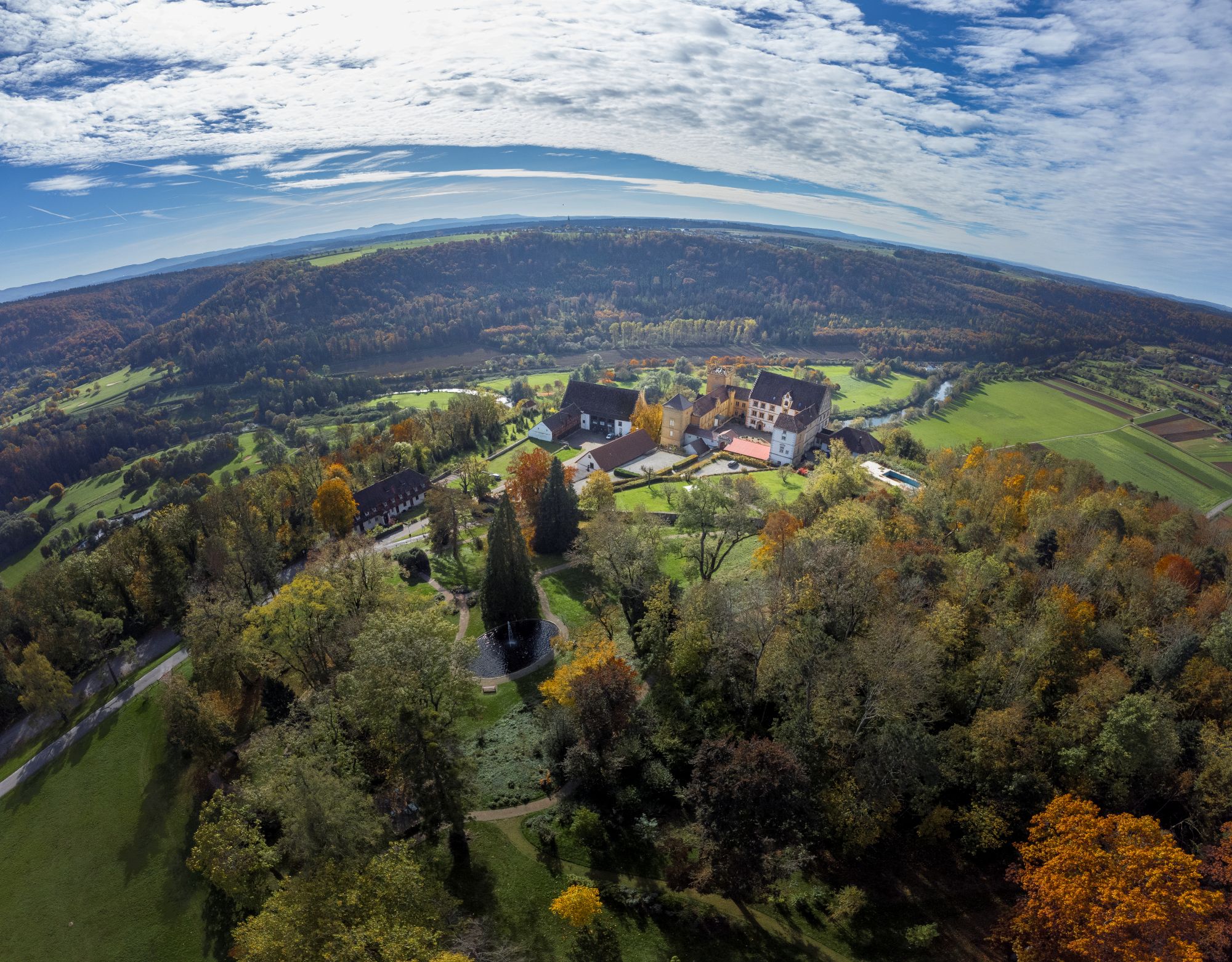 Schloss Weitenburg am Neckar mit seinem Park, eingebettet in herrlicher Landschaft, (c) Jean-Claude Winkler Photography