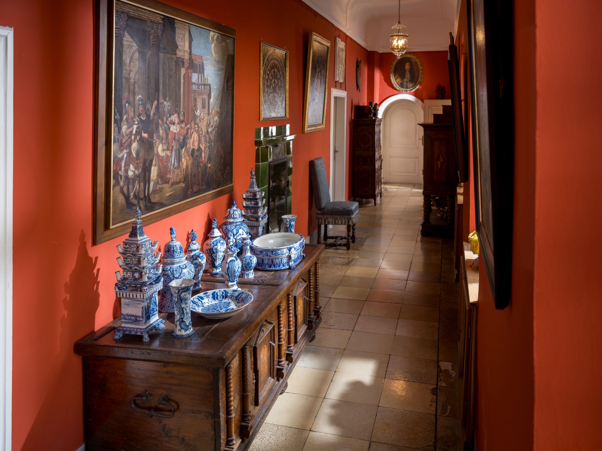 Schloss Weitenburg, Flur im Schlosshotel mit wertvollen Porzellanen (c) Jean-Claude Winkler Photography