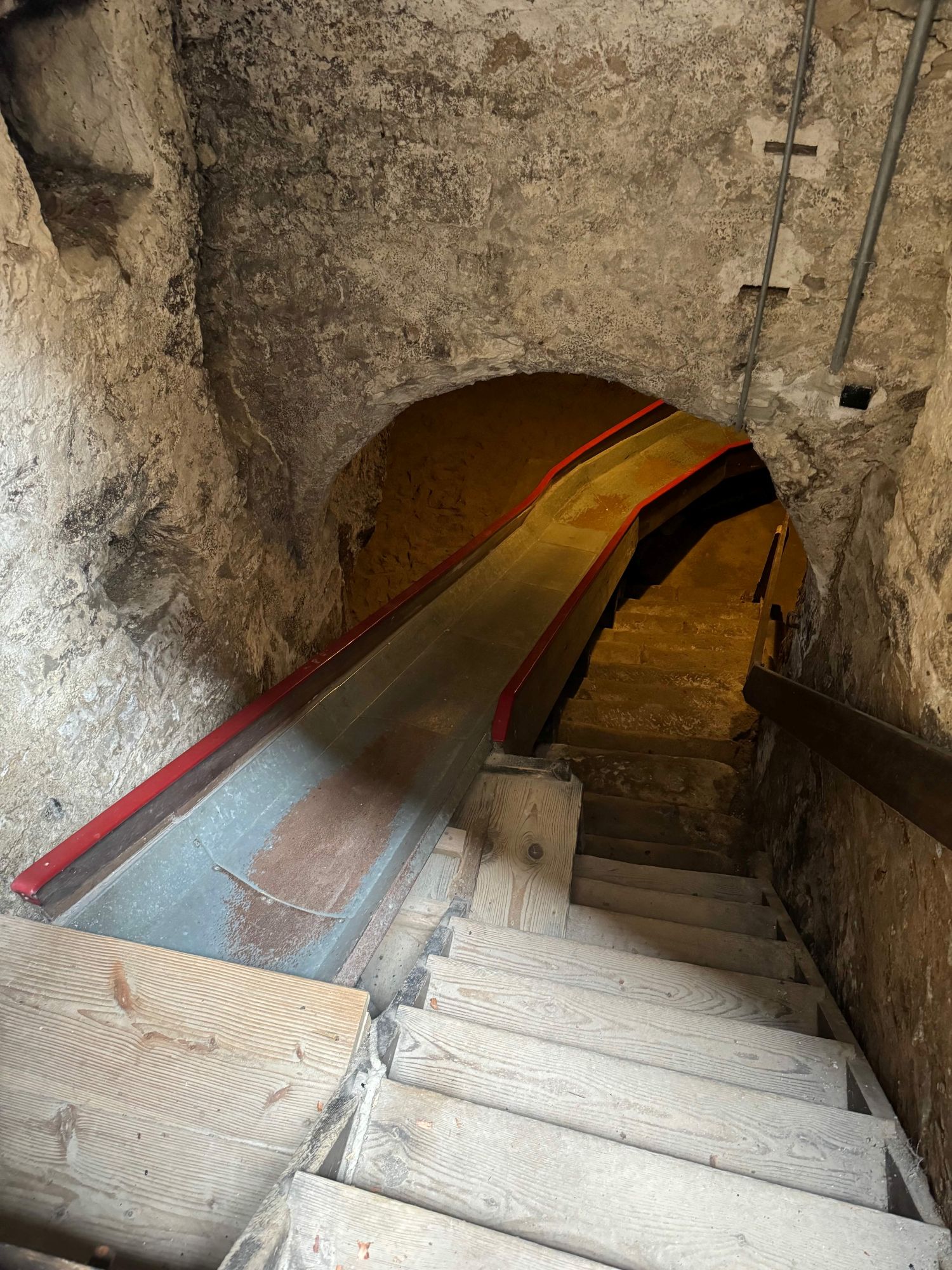 Burg Guttenberg, Eingang zum Gespensterkeller (C) Burg Guttenberg