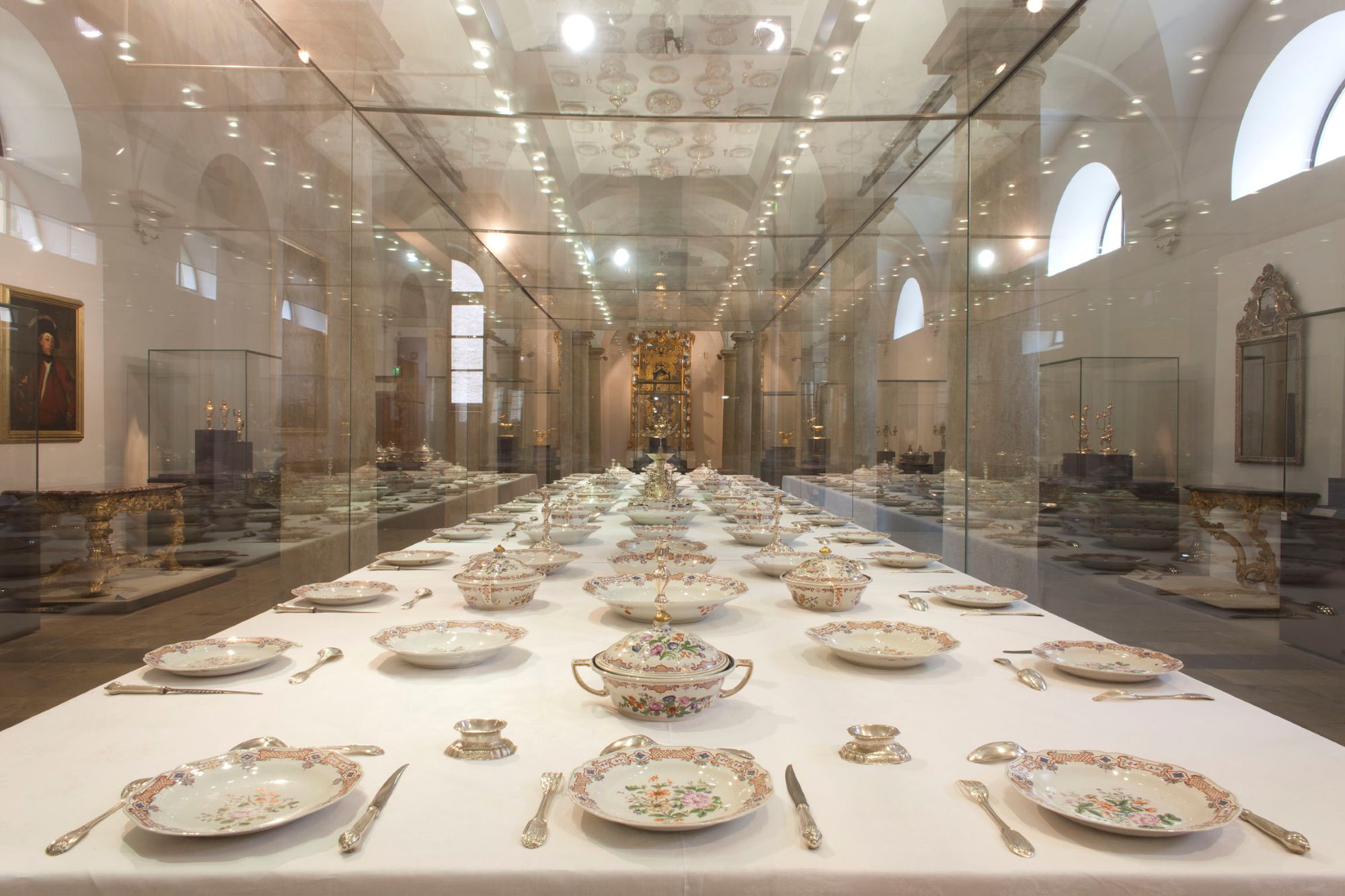 Mit Speiseservice gedeckte Tafel in der Fürstlichen Schatzkammer von Schloss St. Emmeram, Fürstlichen Schatzkammer von Schloss Emmeram, (c) Foto: Uwe Moosburger, www.altrofoto.de