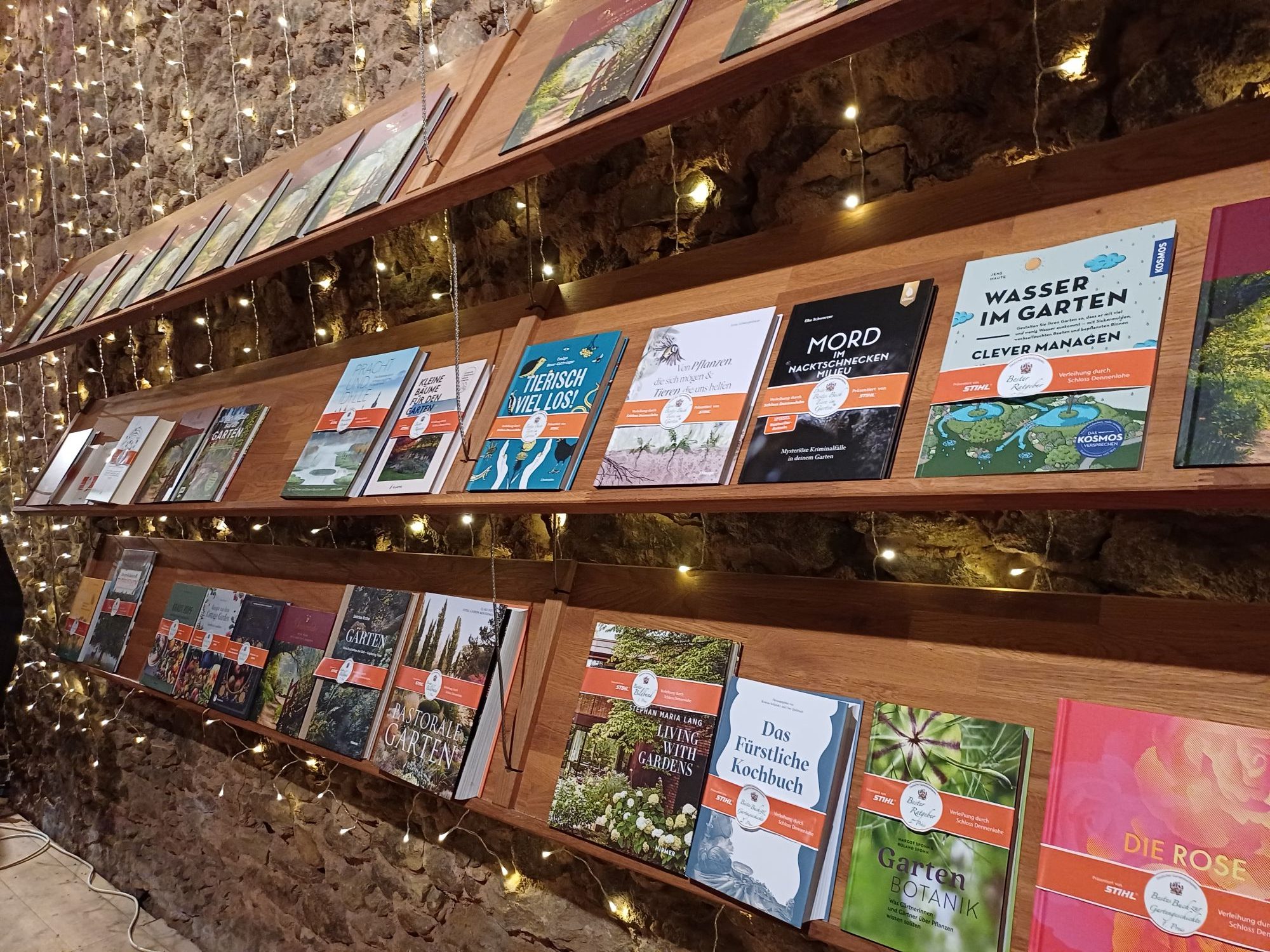 Regal mit prämierten Büchern beim Deutschen Gartenbuchpreis 2026 in Schloss Dennenlohe