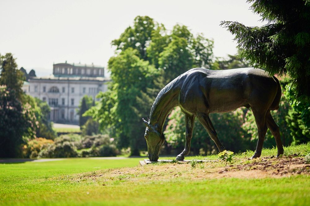 Hügel-Park mit Villa im HIntergrund und Pferdeskulptur im Vordergrund (c) Krupp-Stiftung, Foto Peter Gwiazda