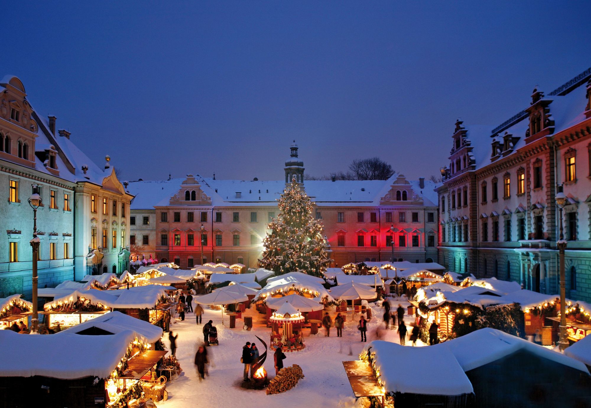 Weihnachtsmarkt im Innenhof von Schloss St. Emmeram, (c) Foto Stadt Regensburg, Peter Ferstl
