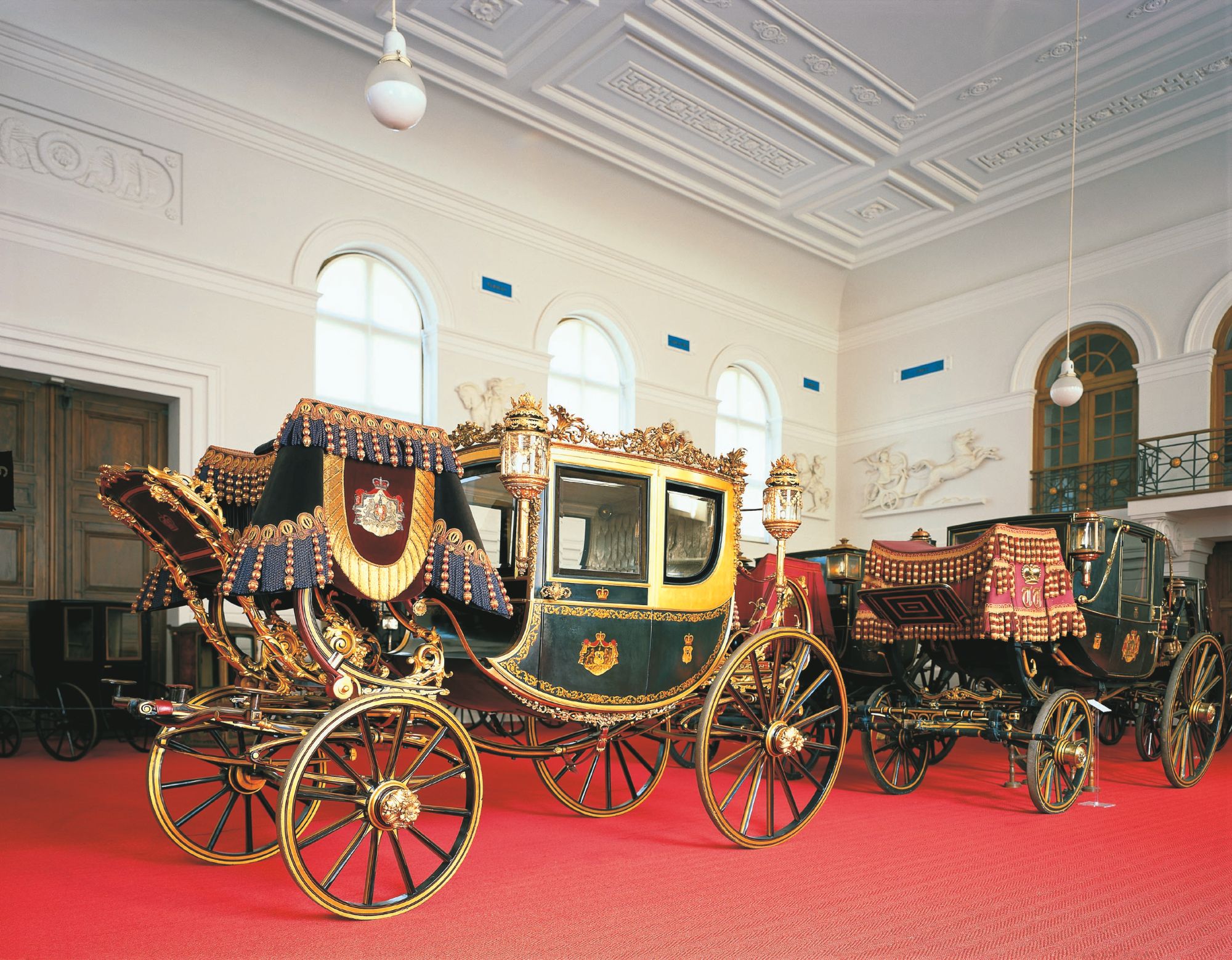 Kutschen im Marstall von Schloss St. Emmeram, (c) Foto: Fürst Thurn und Taxis Zentralarchiv