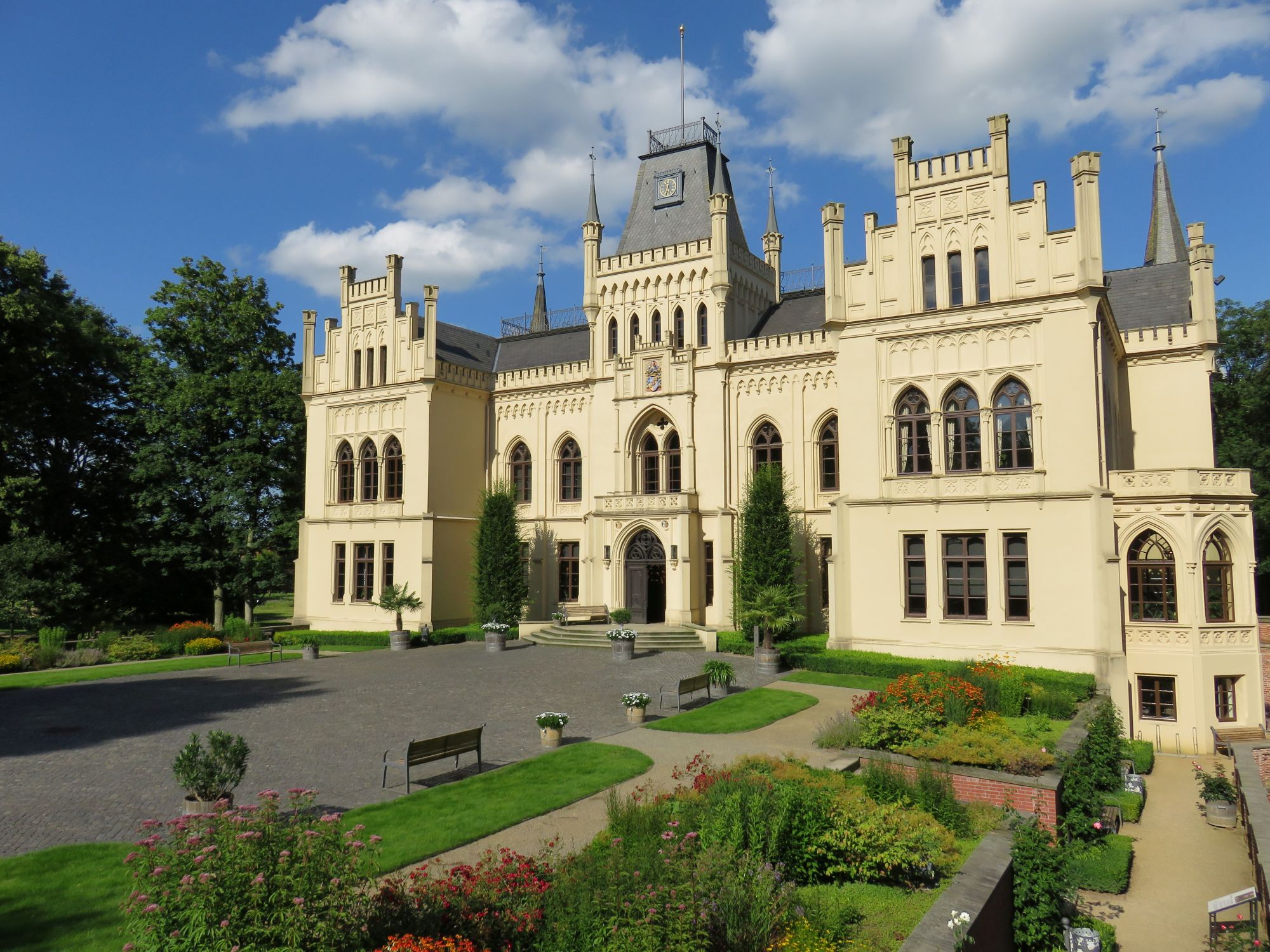 Eingangsfassade von Schloss Evenburg im Sommer, (c) Landkreis Leer